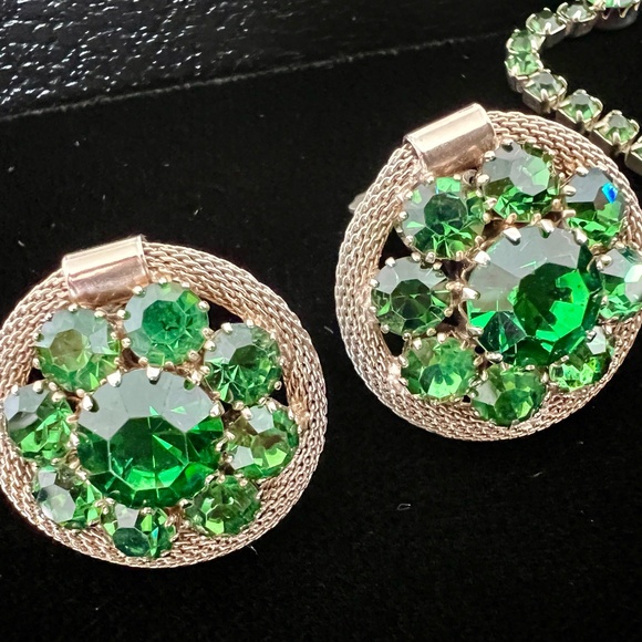 Vintage Weiss Emerald Green Rhinestone Necklace, Earrings & Brooch Set - Picture 12 of 15